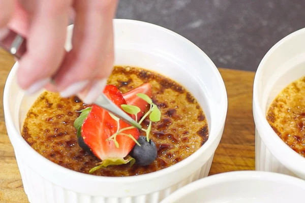 Оформить свежими сезонными ягодами и мятой. Приятного аппетита!
