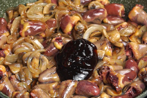 Добавить сердечки и соус терияки, жарить 7-8 минут, до готовности сердечек. Важно не пережарить, иначе они станут жесткими.