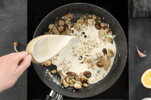 Влить сливки, добавить листочки тимьяна, соль, довести соус до кипения.

