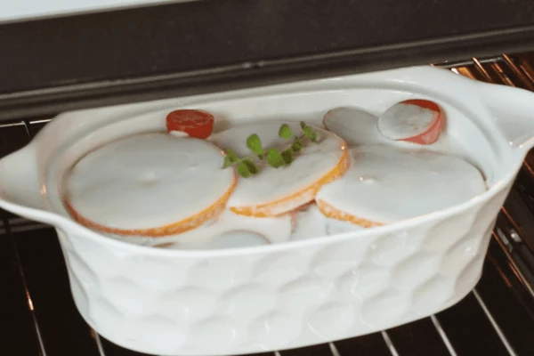 Поставить в разогретую до 180 градусов духовку на 20 минут. 