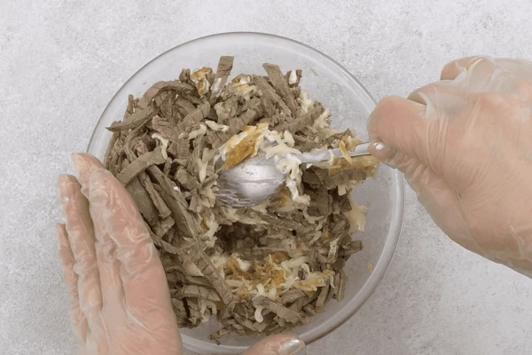 Смешать все ингредиенты, довести до вкуса солью, перцем.