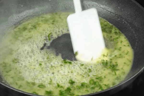 Добавить 10-15 г сливочного масла, петрушку, соль по вкусу. Прогреть, помешивая, до загустения.