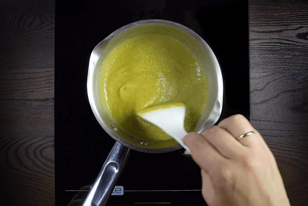 Прогреть в сотейнике 5-6 минут. 