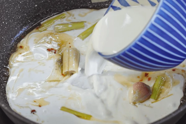 Добавить коричневый сахар и соль. Затем влить рыбный соус и кокосовое молоко, довести до кипения.