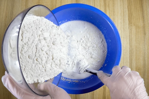  Постепенно ввести муку (1 кг) и замесить мягкое тесто.