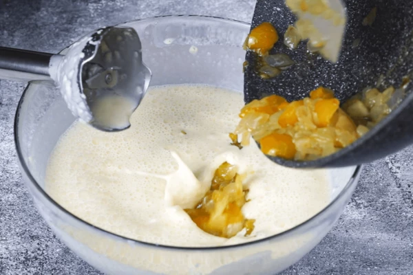 В глубокую чашку разбить яйца и белки, добавить рикотту, сливки, панировочные сухари ¾ стакана, взбить блендером до однородной массы. Добавить лук и листья базилика, пробить еще раз блендером.