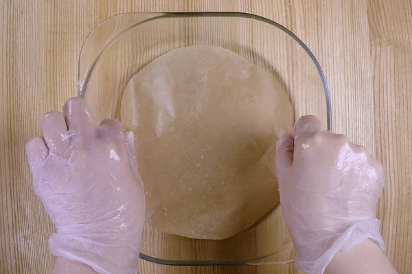 На дно формы выложить пергамент, чтобы удобнее было вынимать готовое изделие.