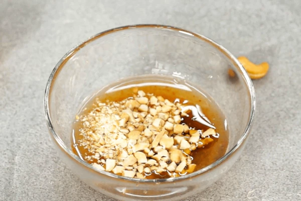 Добавить измельченные орехи кешью, перемешать.
