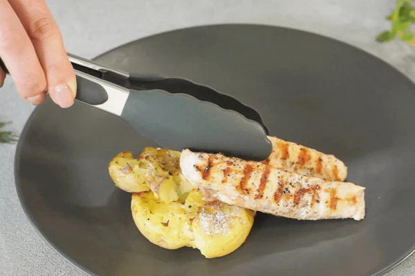 На тарелку для подачи выложить печеный картофель, филе кролика и салат. 