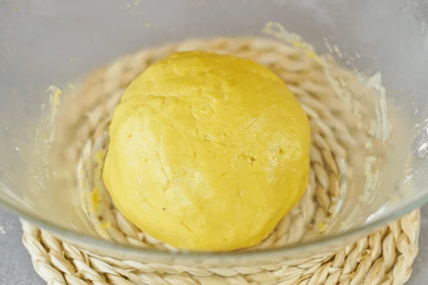 Вымесить тесто, поставить в теплое место.