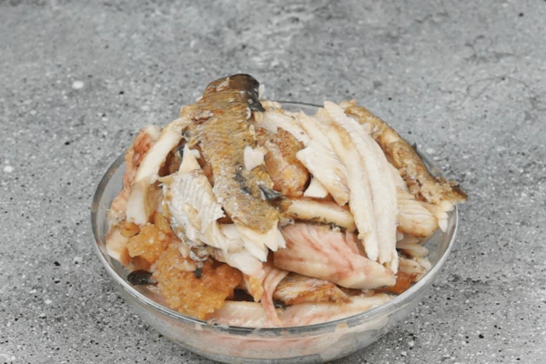 Обжарить на растительном масле с двух сторон. Можно и отварить, но из жареной удобнее вынимать косточки, да и начинка получится сочнее. Дать рыбе немного остыть, затем отделить мясо от косточек.