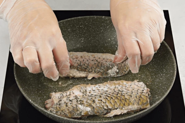 Затем обжарить на хорошо разогретой с растительным маслом сковороде сначала панировкой вниз, затем перевернуть на кожу, до румяной корочки — 3-4 минуты вполне достаточно. 