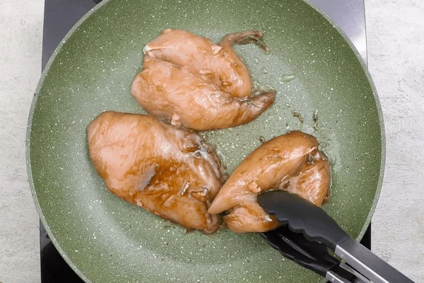 Затем обжарить и нарезать тонкими пластиками наискосок под углом.