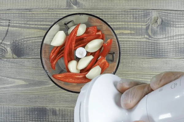 Выложить в чашу блендера с очищенным чесноком, пробить.