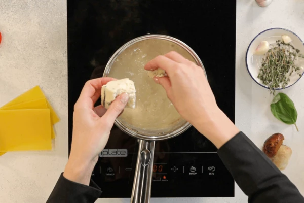 Когда сливки загустеют, добавить кусочки горгонзолы, соль, перец черный молотый. Довести до кипения, постоянно помешивая. Снять с огня.