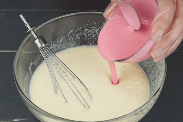 Половину порции ряженки добавить к яичной смеси