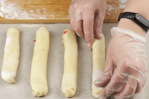 Завернуть каждую полоску в трубочку, защипнуть края и швы. Трубочки получаются очень нежные, поэтому лучше сразу делать их на застеленном пергаментом противне. Сок из вишни может подтечь. Выпекать в разогретой до 190С духовке примерно 20-25 минут, до светло-румяного цвета. Остудить.