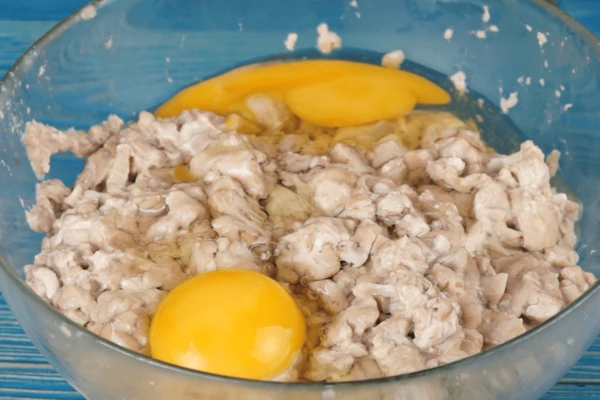 Добавить яйцо, муку, соль, перец. Хорошо перемешать.