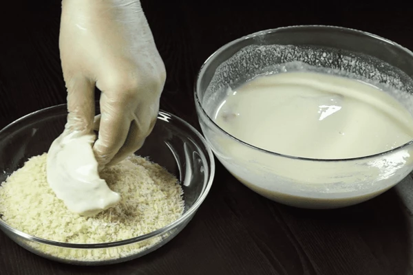 Затем обвалять в панировочных сухарях.