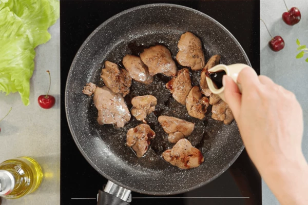 В конце жарки влить малиновый уксус, выпарить.
