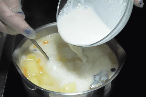 Влить в суп сливочную болтушку, постоянно помешивая.