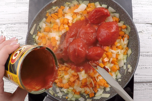 Обжарить на растительном масле примерно 2 минуты, до золотистого цвета. Затем добавить томатную пасту, помидоры и воду. Дать увариться минут 5-7.