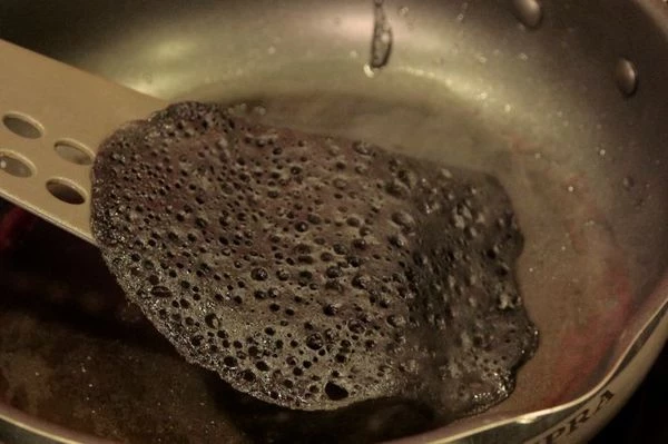  Когда опара подойдет, добавить чернила каракатицы. Перемешать и выпекать на разогретой сковороде с оливковым маслом.