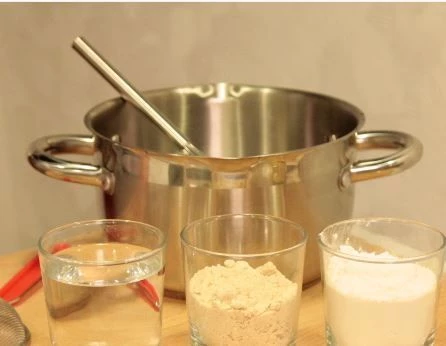 Смешать  пшеничную муку, соль, разрыхлитель.