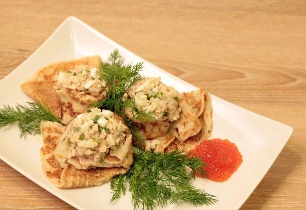 Выпекать блинчики на разогретой сковороде с растительным маслом.