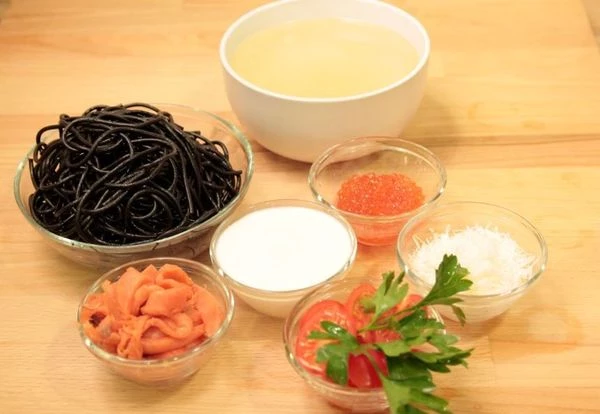 Слабосоленую рыбу нарезать крупным брусочком, помидоры черри на половинки. Чеснок натереть на мелкой терке.