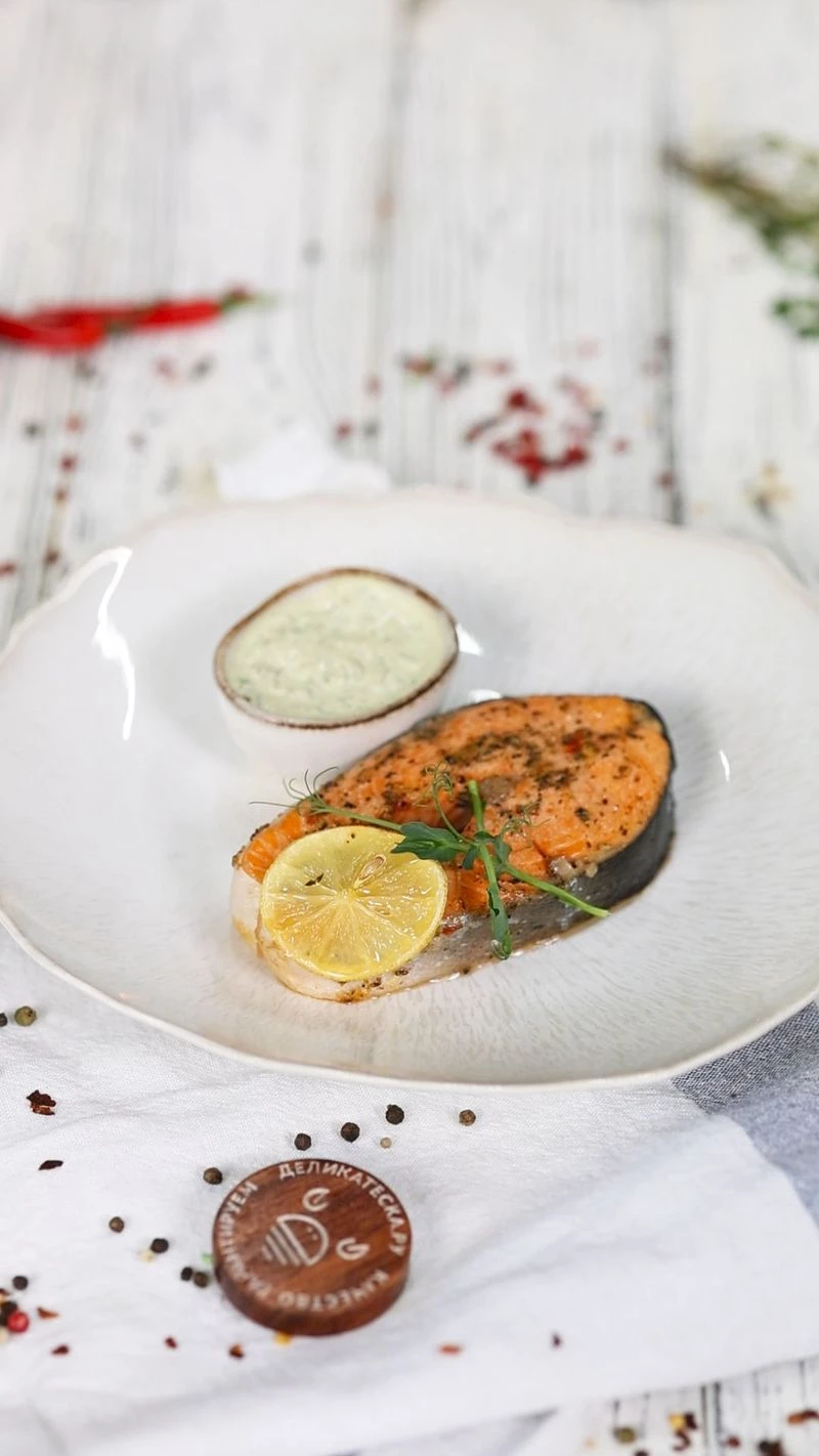 Чавыча в масле Конфи  с соусом Тартар