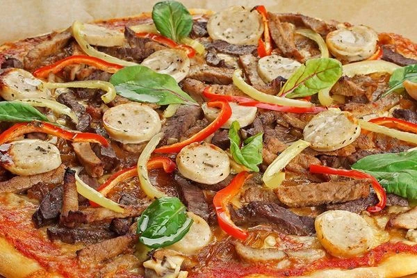 Выпекайте в разогретой духовке, пока не подрумянится тесто. Украсьте зеленью и сбрызните оливковым маслом.