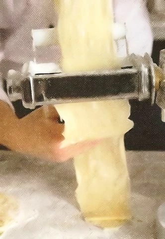 Для теста в просеянной горкой муке сделайте углубление, добавьте 1 яйцо и 3 желтка, соль и ледяную воду. Вымесите тесто, 10 мин. Накройте тесто и дайте ему постоять 1 ч.