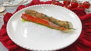 Фаланга краба запеченная с грибным соусом