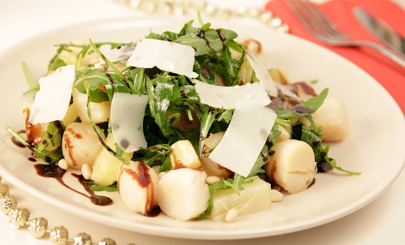 Салат с рукколой и гребешками
