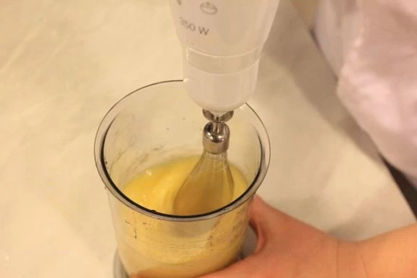  В чашке взбить яйца с сахаром.