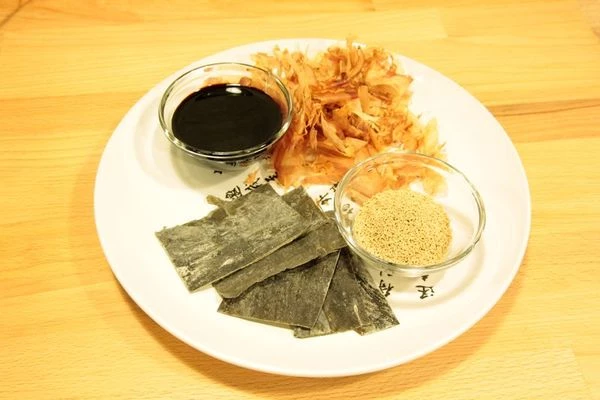 Сначала нужно отдельно сварить бульон. В воду закладываем небольшой кусочек водоросли комбу, варим 15 минут. Добавляем стружку тунца. Снимаем с огня. Даем настояться 5-10 минут. Процеживаем через сито. Смешиваем 2 вида паст и  хондаши, через сито вводим в получившийся бульон. Доводим до кипения и снимаем. НЕ КИПЯТИТЬ!