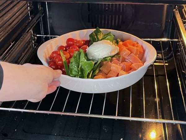 Поставить в разогретую до 185 градусов духовку на 10 минут. В это время отварить фузилли.