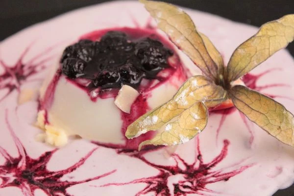 На десертную тарелку налить соус, сверху выложить  застывший десерт, украсить по своему вкусу.