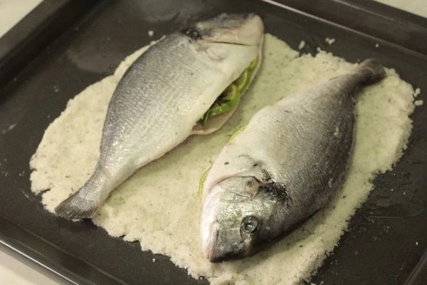 На противень положить пергамент для  запекания, сверху на него выложить треть соляной массы, разровнять.