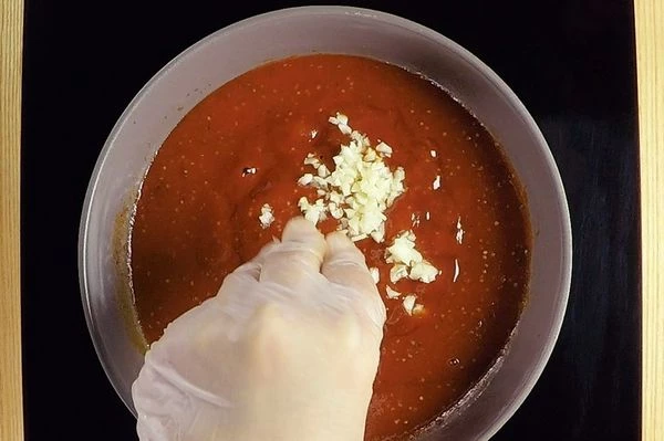 Прогреть, помешивая, на среднем огне. В конце добавить кленовый сироп. Довести до кипения, добавить мелко нарезанный чеснок.