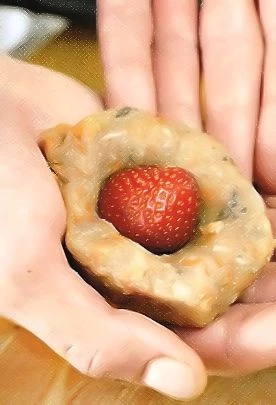 Добавьте в креветочную пасту соевый и рыбный соус, сахар, белый перец и соль, перемешайте. Разделите получившуюся массу на 20 шариков.