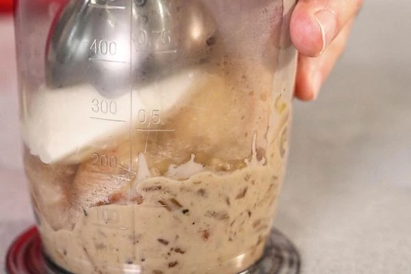 Переложить в чашу блендера, добавить творожный сыр и измельчить.