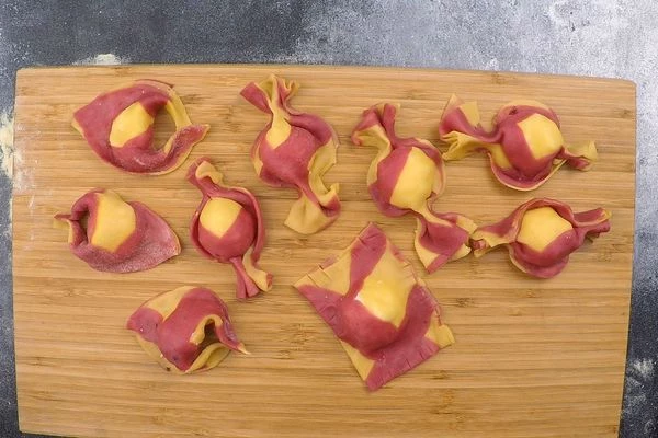 Свернуть в виде равиоли, тортелини или «конфеток».