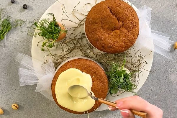 Готовый кулич охладить. Оформить растопленным шоколадом и клубникой.