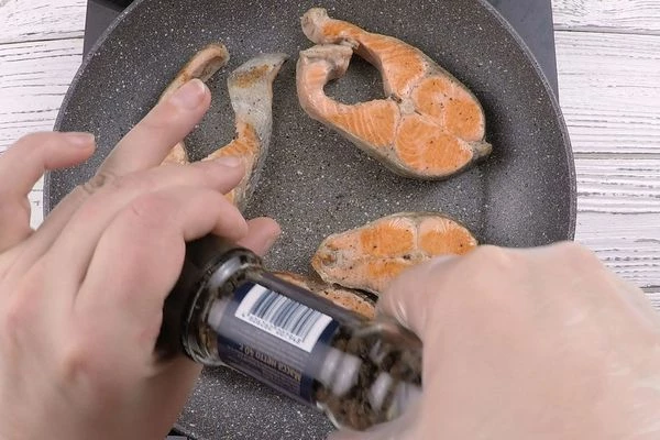 Посолить, поперчить по вкусу, снять с огня. 