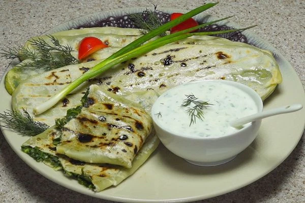 Подайте с соусом и свежей зеленью.