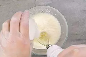  Приготовить крем: сливки взбить с сахаром до «пиков».
