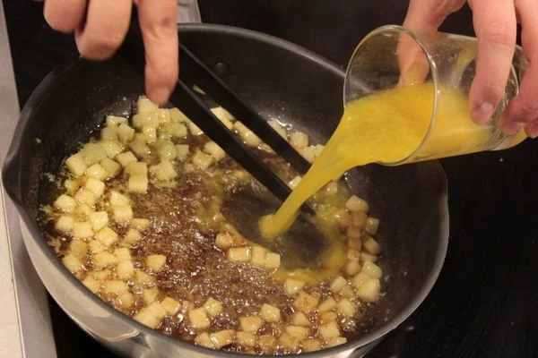 Обжарить на разогретой сковороде на сливочном масле грушу, добавить сахар, корицу, соль, сок апельсина. Выпарить в 2 раза.