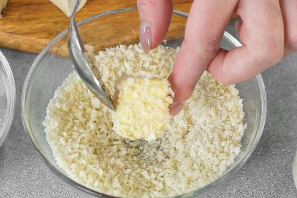 Запанировать в сухарях. 